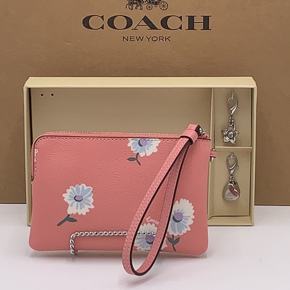COACH Boxed Corner Zip Wristlet With Daisy Print COLOR:
Silver/Bubblegum… - Picture 4 of 16